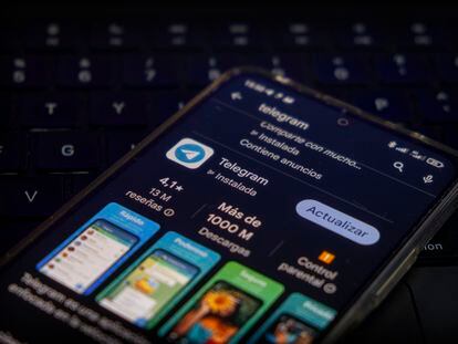 Un teléfono móvil con la aplicación de Telegram pendiente de actualización.