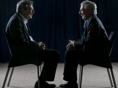 Mario Vargas Llosa (Derecha) con Orhan Pamuk, ambos premios Nobel de Literatura, este miércoles en Casa de Am ñérica, de Madrid.