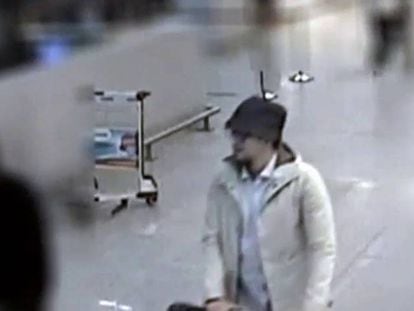 Un detenido se autoinculpa como el tercer terrorista del aeropuerto de Bruselas