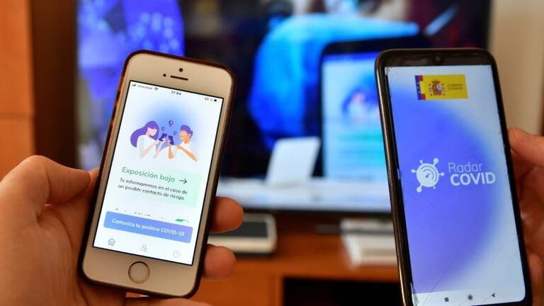 Dos personas usan Radar Covid, la app de notificación de exposiciones del Gobierno