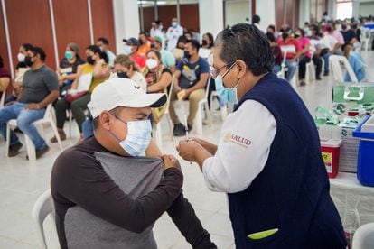 Personal del sector educativo recibe la vacuna de refuerzo contra la COVID-19 el pasado lunes en Juchitán (Oaxaca) EFE/Luis Villalobos