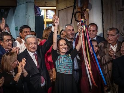 Claudia Sheinbaum recibe el bastón de mando del presidente López Obrador, el pasado 7 de septiembre en Ciudad de México.