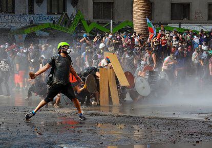 Un manifestante en las calles de Santiago de Chile. La imagen pertenece al libro 'Primera línea Chile' de Marco A. Sepúlveda Gallardo.