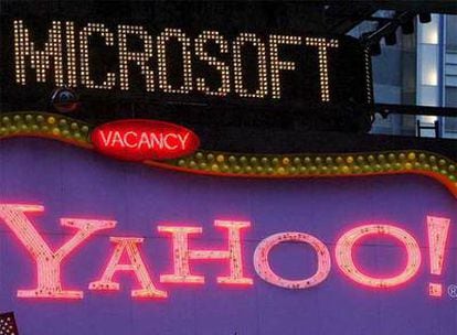 Imagen de un cartel luminoso del portal de Internet Yahoo! en Times Square, Nueva York, junto a un reclamo publicitario de Microsoft.