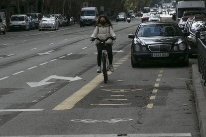 El nuevo carril bici de la calle de Delias, en Madrid, no tiene separación y suele estar lleno de coches en doble fila.