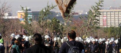 Manifestantes se dirigen a replantar &aacute;rboles en el lugar de las obras, en Ankara.