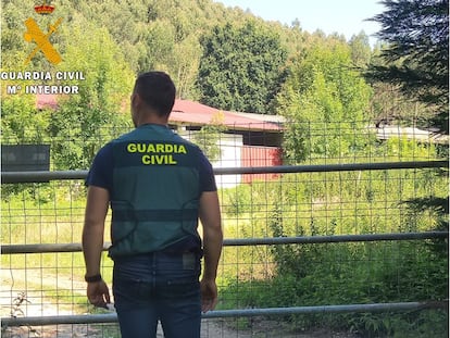 Imagen facilitada por la Guardia Civil que muestra a un agente tras la detención de tres personas relacionadas con el secuestro de un vecino de Santoña retenido en una cabaña de Rasines.