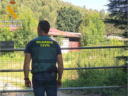 Imagen facilitada por la Guardia Civil que muestra a un agente tras la detención de tres personas relacionadas con el secuestro de un vecino de Santoña retenido en una cabaña de Rasines.