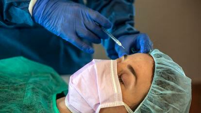 Una paciente se somete a un tratamiento de botox, en mayo de 2020 en San Cugat.