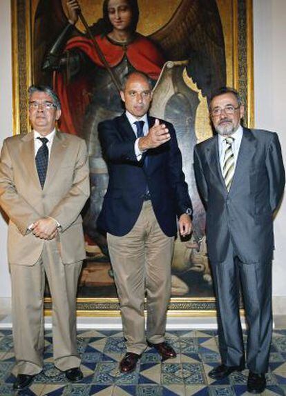 El expresidente de la Generalitat Francisco Camps, junto al exconsejero de Hacienda José Manuel Vela y el presidente de Cierval, José Vicente Gonzalez, en una imagen de archivo.
