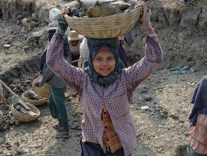 Una ni&ntilde;a trabajando en Myanmar, en una imagen de 2013.