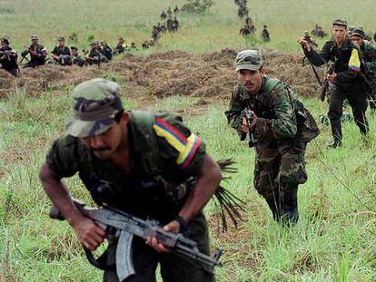 Guerrilleros de las FARC, durante un entrenamiento en una zona del sur de Colombia bajo su control.