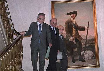 Luis Ángel Rojo, seguido de Francisco González y Jordi Nadal, ayer en la Fundación BBVA.