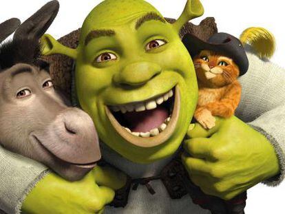 Shrek, la gran estrella de Dreamworks, abraza a Asno y al Gato con botas.