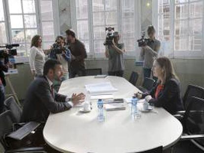 La ministra de Fomento, Ana Pastor, durante la reunión que ha mantenido hoy en Barcelona con el conseller de Territorio y Sostenibilidad, Santi Vila, antes de la visita que han realizado a las obras del Hospital de Sant Pau de Barcelona.