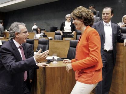 Sanz felicita a Barcina tras su elección como presidenta de Navarra.