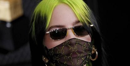 La artista Billie Eilish lleva una mascarilla de Gucci.