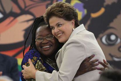 La Presidenta de Brasil, Dilma Rousseff, a la derecha, abraza a Creuza Maria Oliveira, Presidenta de la Federa&ccedil;&atilde;o Nacional das Trabalhadoras Dom&eacute;sticas en 2011. / AP