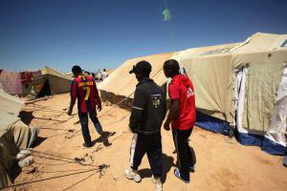Refugiados africanos en un campamento de ACNUR en Túnez, junto a la frontera con Libia, en una imagen de archivo.