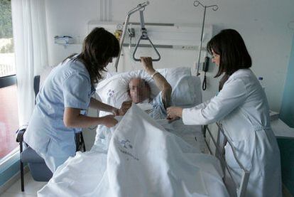 Dos enfermeras atienden a un paciente ingresado en el Hospital de Gorliz, en Vizcaya.