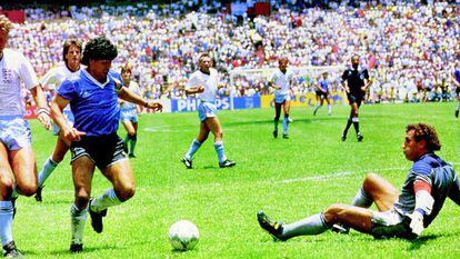 Maradona regatea a Peter Shilton antes de anotar su segundo gol en el partido entre Argentina e Inglaterra de cuartos de final del Mundial de México 86.
