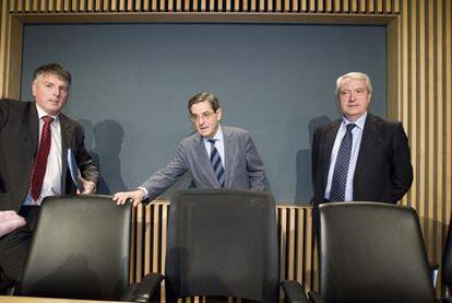 El presidente de BBK, Mario Fernandez, entre sus homólogos de Kutxa, Xabier Iturbe (izquierda), y Vital, Carlos Zapatero, en enero pasado.