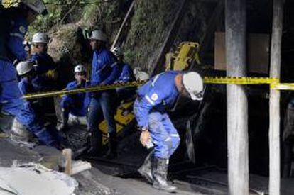 Equipos de rescate buscan los cuerpos de mineros sepultados por un derrumbe en una mina en Colombia. EFE/Archivo