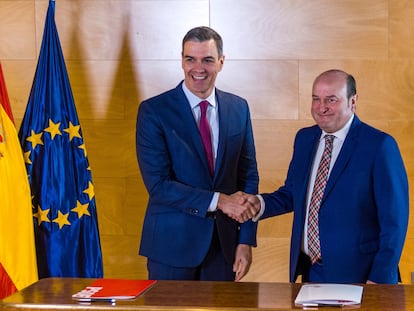 Pedro Sánchez y Andoni Ortuzar, presidente del PNV, durante la firma del acuerdo para la investidura del primero, el 10 de noviembre.