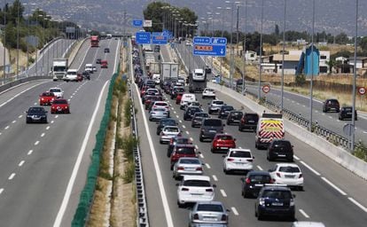 Atasco en la carretera N-I a la salida de Madrid, España.