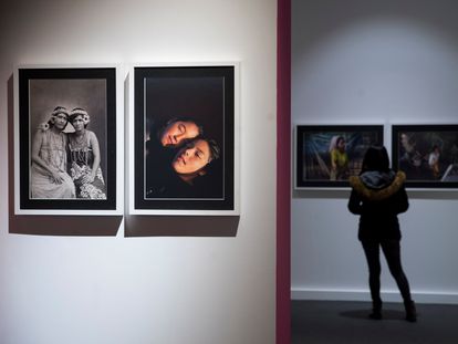 Una mujer visita la exposición 'Women, un siglo de cambio', dedicada a la vida de las mujeres a través del archivo de National Geographic, en el Patio Andaluz del Palacio de Gaviria en Madrid, este martes.