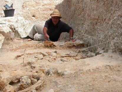 El arqueólogo Mohamed Sahnouni, en un yacimiento argelino.