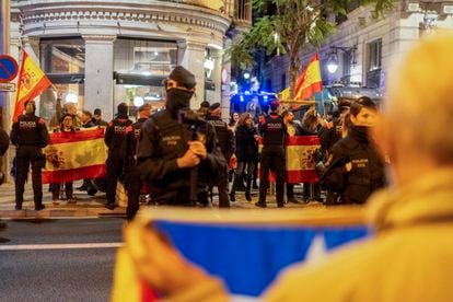 Manifestacions independentista i nacionalista espanyola.