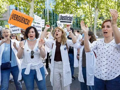 Protesta contra la temporalidad entre los sanitarios de Madrid, este martes en ante la Asamblea de la Comunidad.