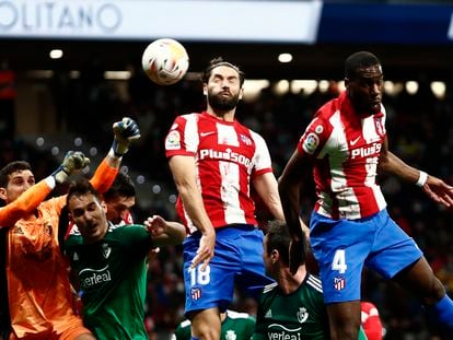 Felipe cabecea el tanto de la victoria ante Osasuna.