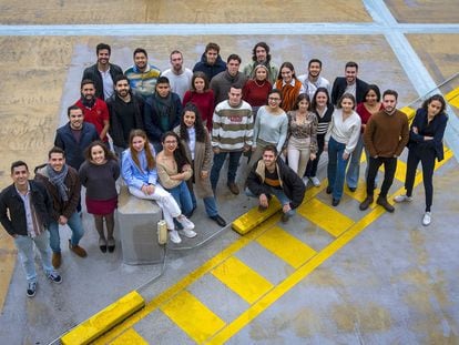 La 37 promoción de los alumnos del máster de Periodismo UAM-EL PAÍS, en la sede del periódico, en Miguel Yuste.