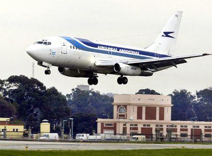 Un Boeing 737 de Aerolíneas Argentinas aterriza en el aeropuerto de Buenos Aires.