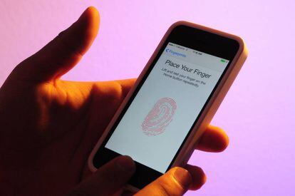 Teléfono inteligente con lector de huellas dactilares.