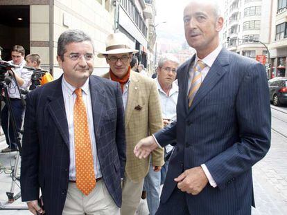 El alcalde de Arrigorriaga, Alberto Ruiz de Azúa (derecha), junto a su abogado, Txema Montero, tras declarar en junio pasado en Bilbao. El alcalde fue denunciado a causa de una plaza dedicada al etarra Argala.