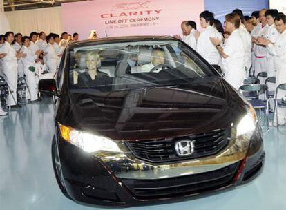 El presidente de Honda, Takeo Fukui, y la actriz Laura Harris durante la presentación del FCX Clarity en la planta de Takanezawa (Japón). La compañía japonesa comenzará a comercializar el coche de hidrógeno el próximo mes de julio.