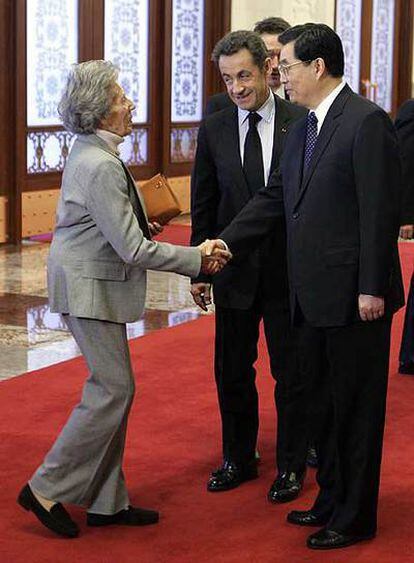 El presidente Hu Jintao saluda a  Andrèe Mollah ante Sarkozy.