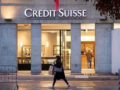 Una mujer camina frente a una oficina del banco suizo Credit Suisse en Berna, en noviembre pasado.