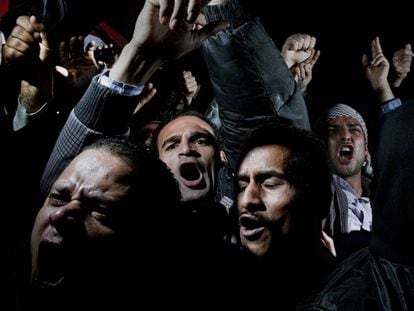Primer premio dentro de la categoría de 'Noticias Generales'. Manifestantes egipcios protestan en la plaza de la Liberación de El Cairo, tras escuchar un discurso de Mubarak, el 10 de febrero de 2011. La imagen, del fotógrafo de Magnum Alex Majoli, fue publicada en Newsweek.