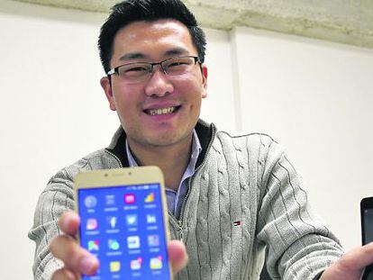 Juan Yuan, cofundador de Weimei, muestra los tres smartphones de su nueva marca de m&oacute;viles. 