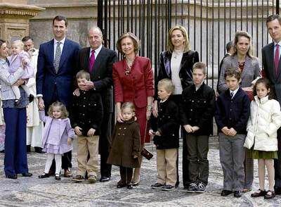 La familia real posa a su llegada ayer a la catedral de Palma de Mallorca.