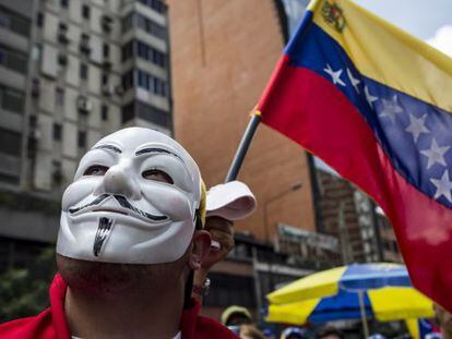 Un manifestante en la marcha de este domingo en Caracas 