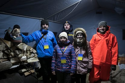 Natalya Duk, al frente, en una carpa en el lado ucranio del paso fronterizo de Dolhobyczow-Uhryniv.