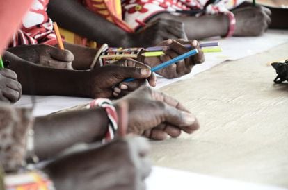 Las mujeres masái de una cooperativa keniana han codiseñado una colección de moda. Era la primera vez que cogían un lápiz.