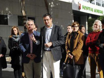 Óscar López (centro), acompañado del secretario general de los socialistas murcianos, Rafael González Tovar (a su derecha).