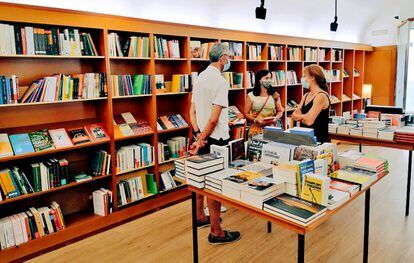 Carme Fenoll (c) y Gemma Garcia en la inauguración de la librería Vitel.la Espai Fòrum de Palafrugell. / C. F.