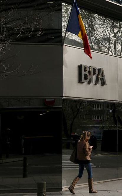 Una mujer pasa frente a una oficina del BPA en Andorra